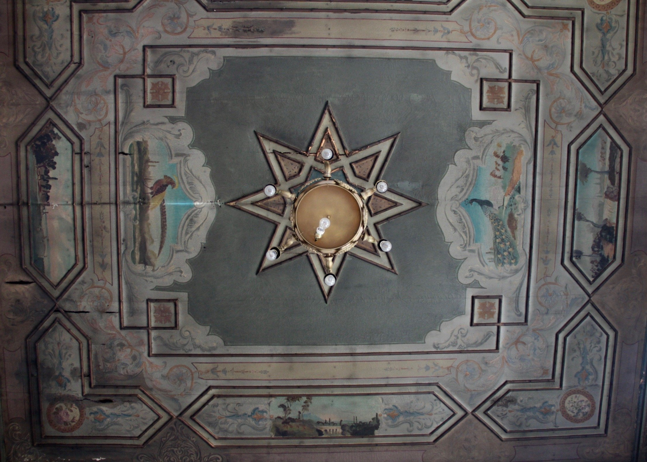 Ceiling decorations at the mansion are fascinating. (AA Photo)