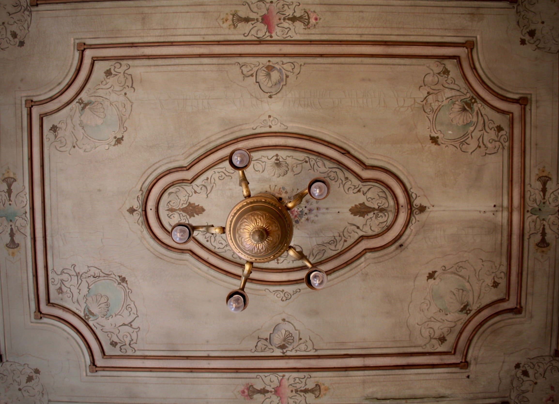 Ceiling decorations at the mansion are fascinating. (AA Photo)