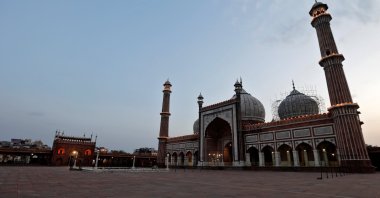 An empty view of Jama Masjid is seen at iftar time on the first day of the Muslim fasting month of Ramadan in the old quarters of Delhi, India, April 25, 2020. (REUTERS Photo)