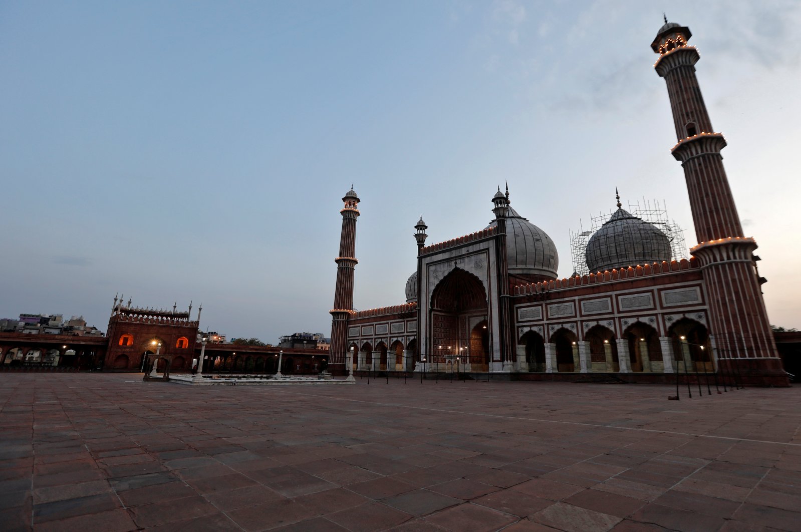 An empty view of Jama Masjid is seen at iftar time on the first day of the Muslim fasting month of Ramadan in the old quarters of Delhi, India, April 25, 2020. (REUTERS Photo)
