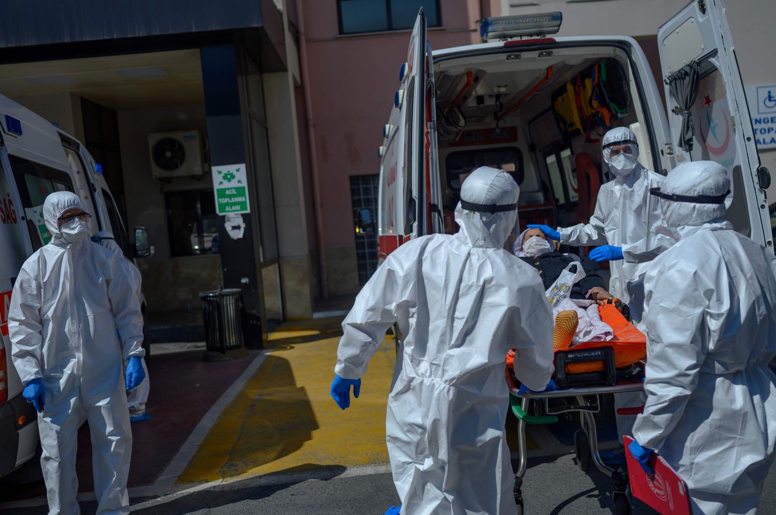 Health workers transport a patient suspected of being infected by the coronavirus in front of Bağcılar public hospital in Istanbul, Turkey, April 28, 2020. (AFP Photo)