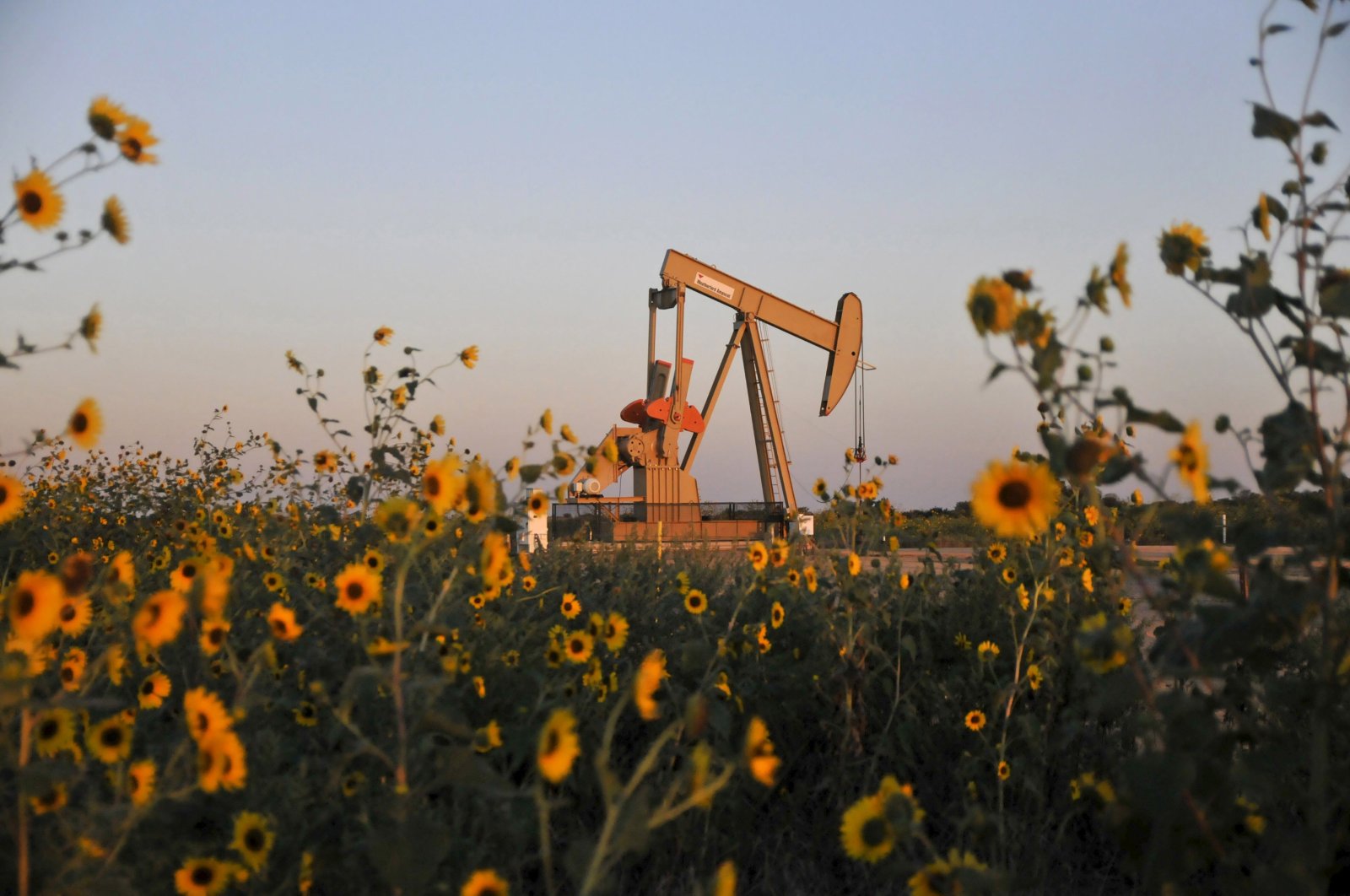 A pump jack operates at a well site leased by Devon Energy Production Company near Guthrie, Oklahoma, the U.S., Sept. 15, 2015. (Reuters Photo)