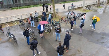 Students wearing face masks keep their distance as they talk to each other during a break at the Friedrich-Schiller-Gymnasium, Ludwigsburg, May 4, 2020. (AFP Photo)