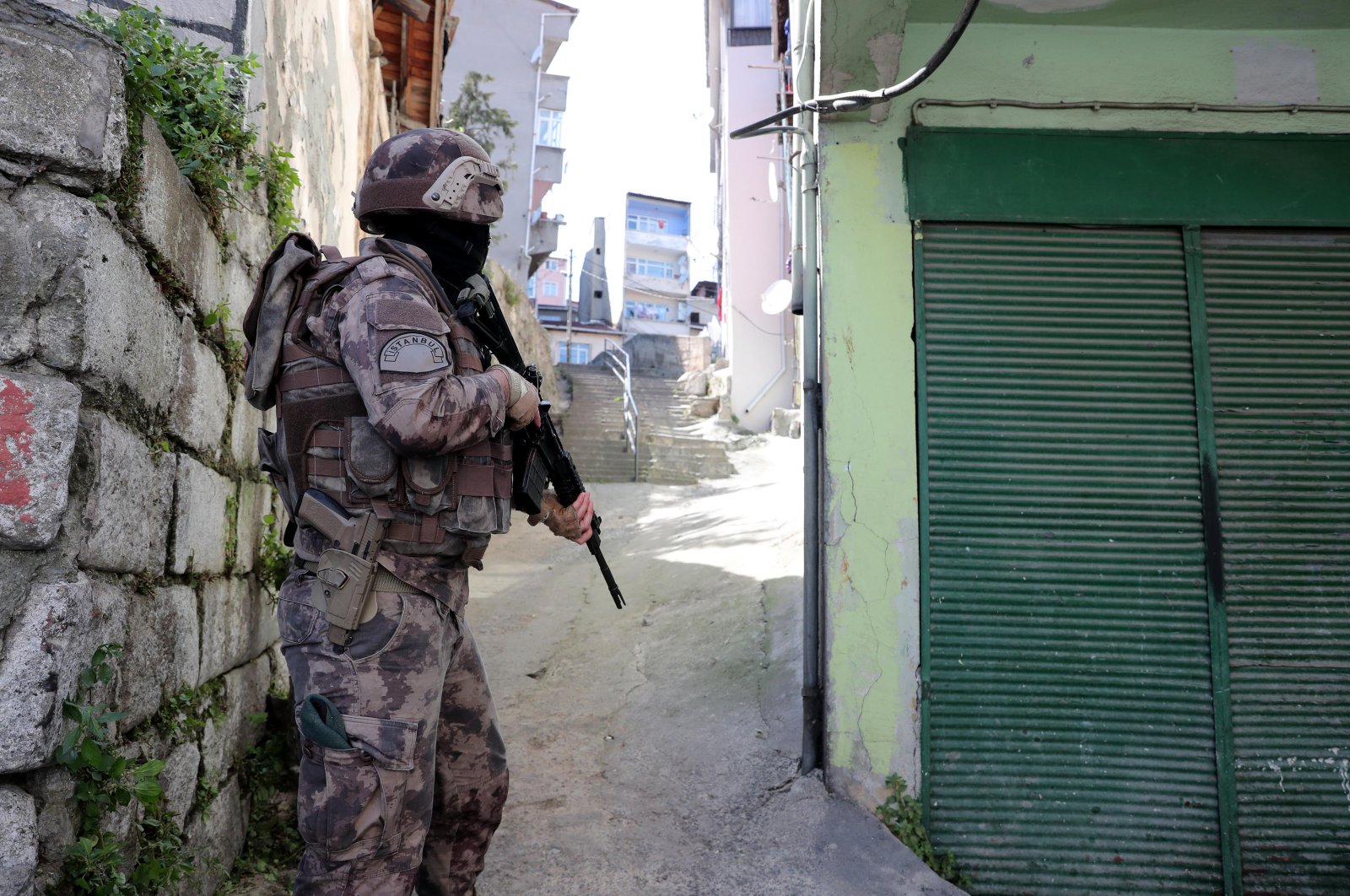 Turkish special operation forces conduct an operation against narcotic crimes in Istanbul, Turkey, May 1, 2020. (DHA Photo)