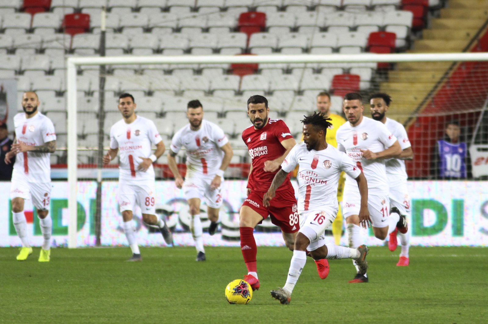 Antalyaspor's Alfredo Kulembe Ribeiro (R) controls the ball in front of Sivasspor's Caner Osmanpaşa during a Süper Lig match in Antalya, Turkey, March 16, 2020. (AP Photo)
