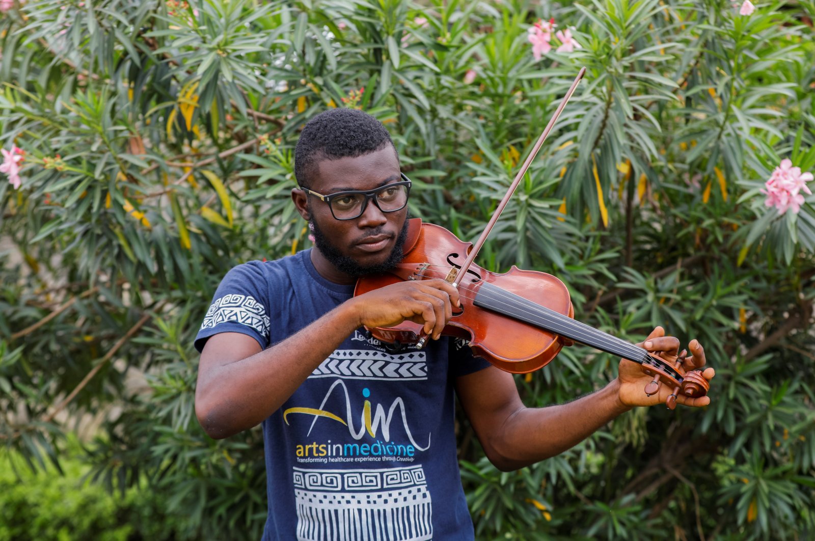 Nigerian violinist, Peter Oluwadare, 23, who performs at weekly concerts at the isolation center, plays the violin during an interview with Reuters, amid the spread of coronavirus disease (COVID-19) in Lagos, Nigeria, April 16, 2020. (Reuters Photo)