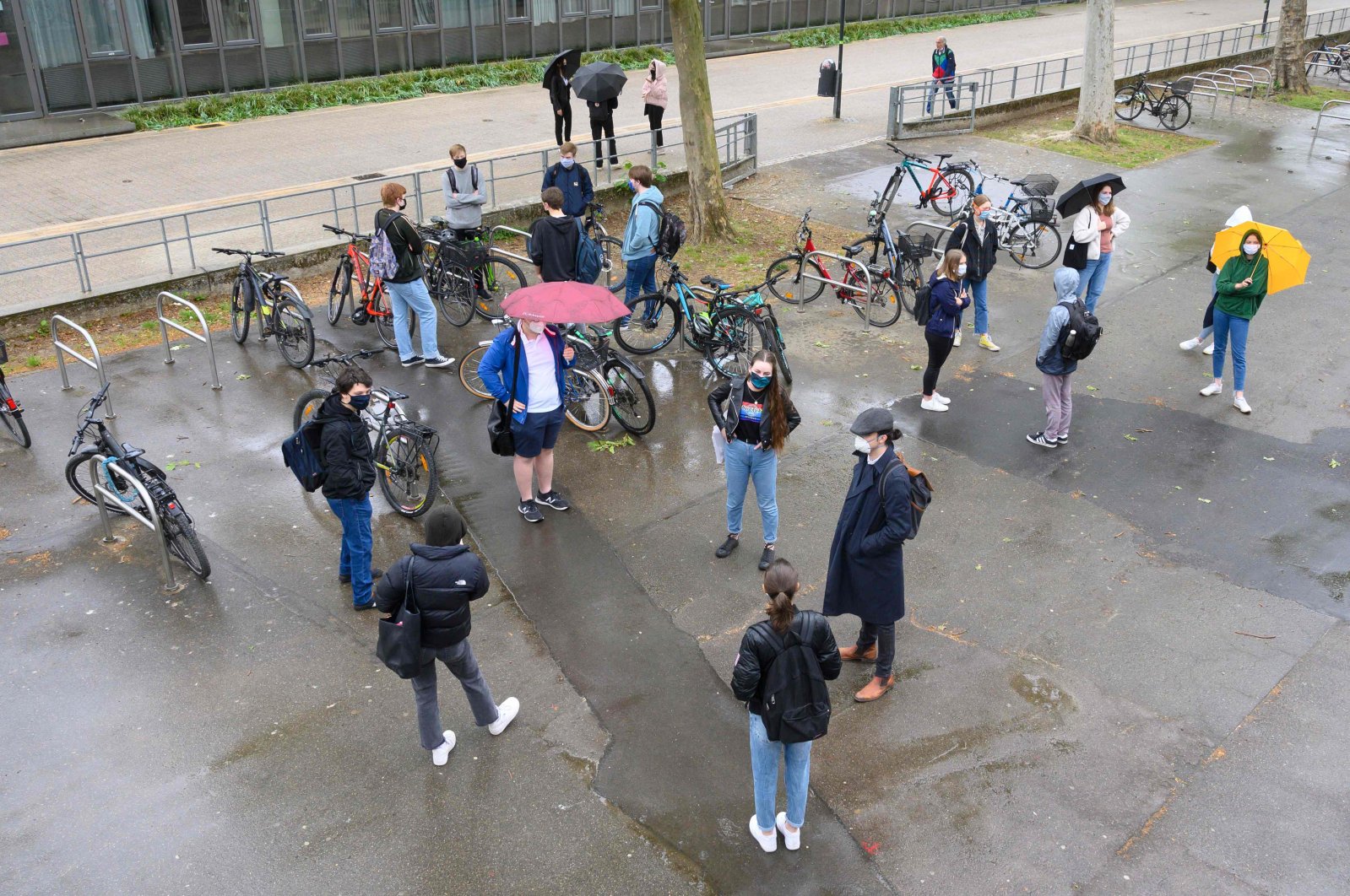 Students wearing face masks keep their distance as they talk to each other during a break at the Friedrich-Schiller-Gymnasium, Ludwigsburg, May 4, 2020. (AFP Photo)
