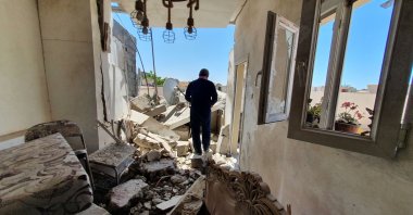  A resident walks amidst the rubble of a building that was damaged when putschist Gen. Khalifa Haftar's forces shelled the residential neighbourhood of Znatah in the Libyan capital Tripoli, held by the U.N.-recognized Government of National Accord (GNA), on May 1, 2020. (AFP Photo)