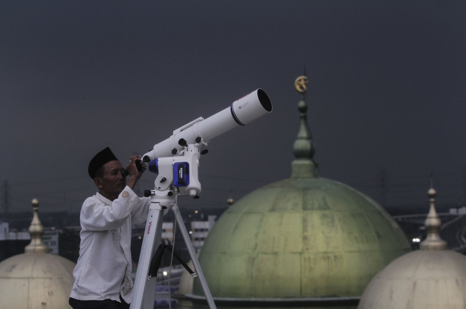 An Indonesian man observes the sky to determine the times of fasting for the holy month of Ramadan, Jakarta, Indonesia, June 15, 2019. (AA Photo)
