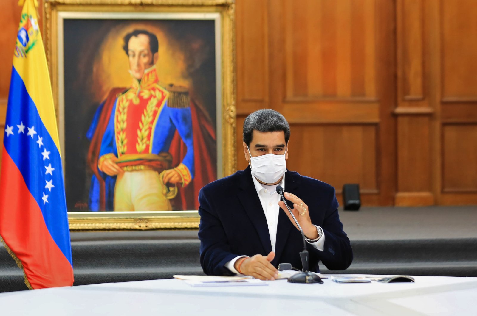 Venezuela's President Nicolas Maduro wears a face mask during a meeting with members of the Bolivarian National Armed Forces (FANB) at Miraflores Presidential Palace, Caracas, May 4, 2020. (AFP Photo)