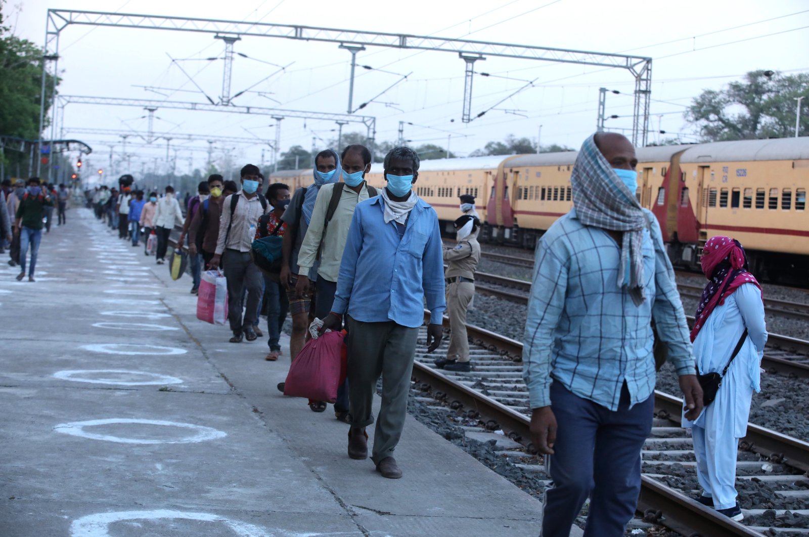 Passengers arrive at Misrod station near Bhopal, India, May 2, 2020. (EPA Photo)