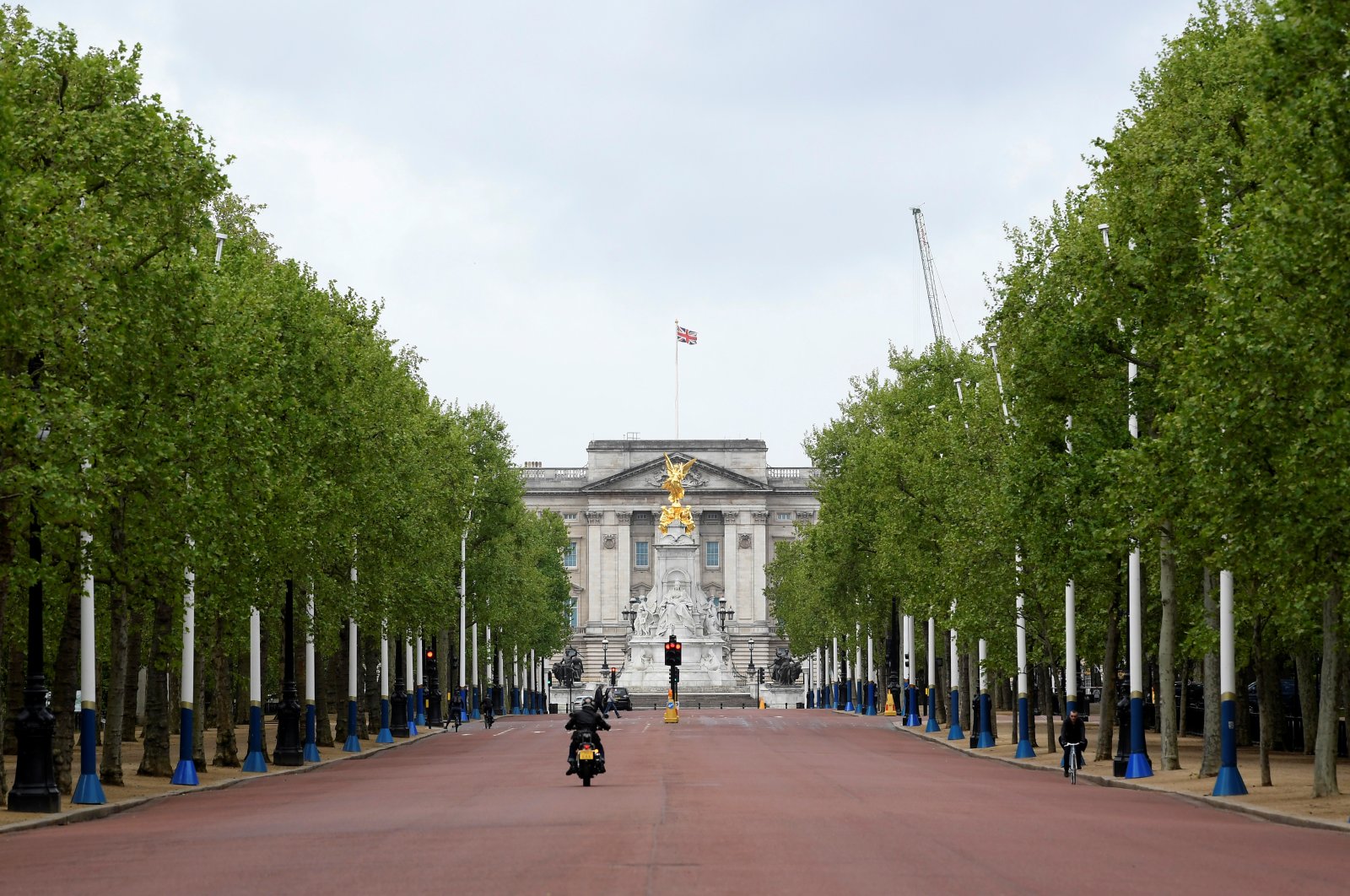 The Mall is seen almost empty in front of Buckingham Palace, following the outbreak of the coronavirus, London, Britain, April 30, 2020. (Reuters Photo) 