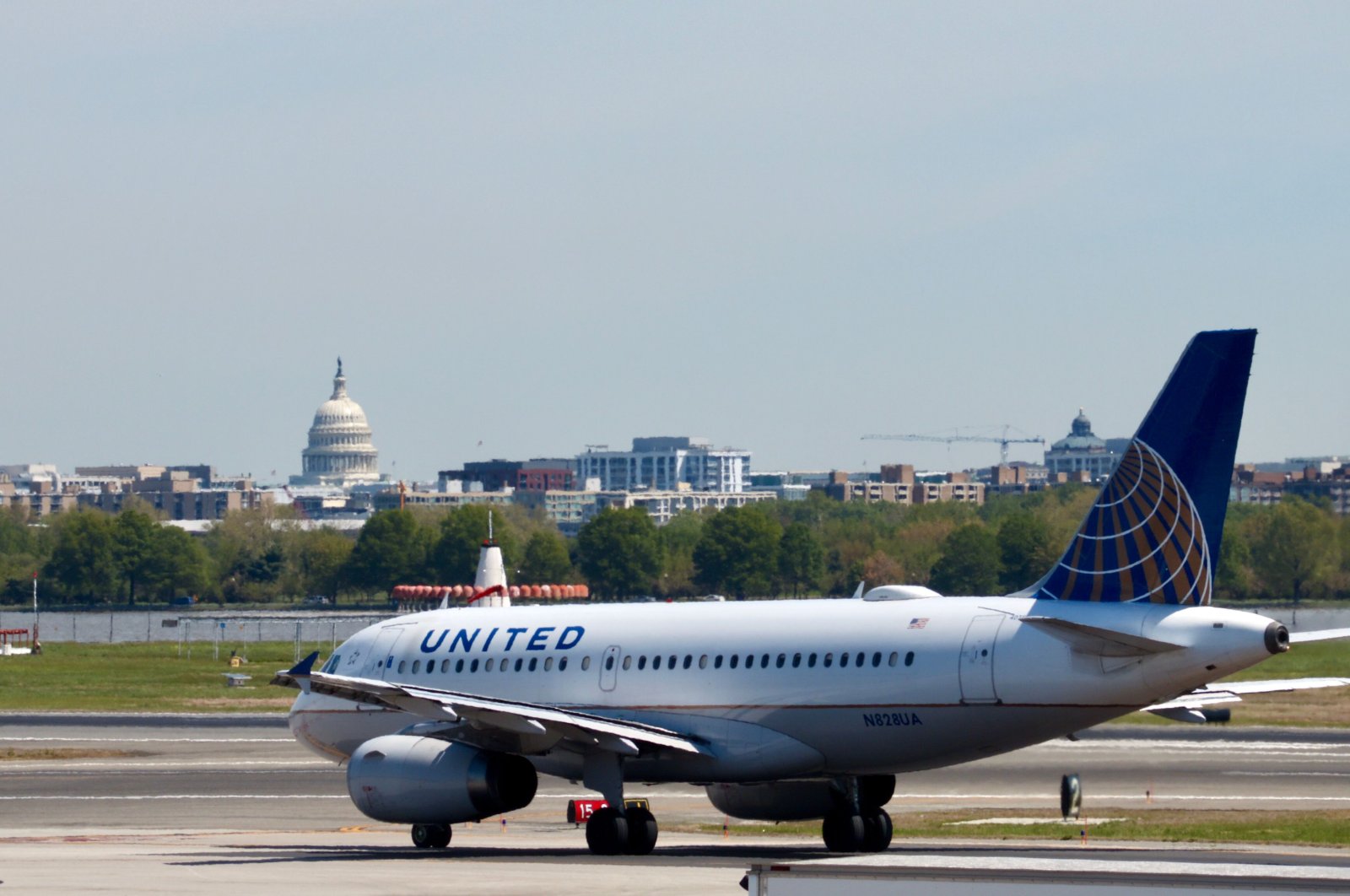 A United Airlines Airbus A319-100 taxis at Ronald Reagan Washington National Airport in Arlington, Virginia, April 23, 2019. (AFP Photo)
