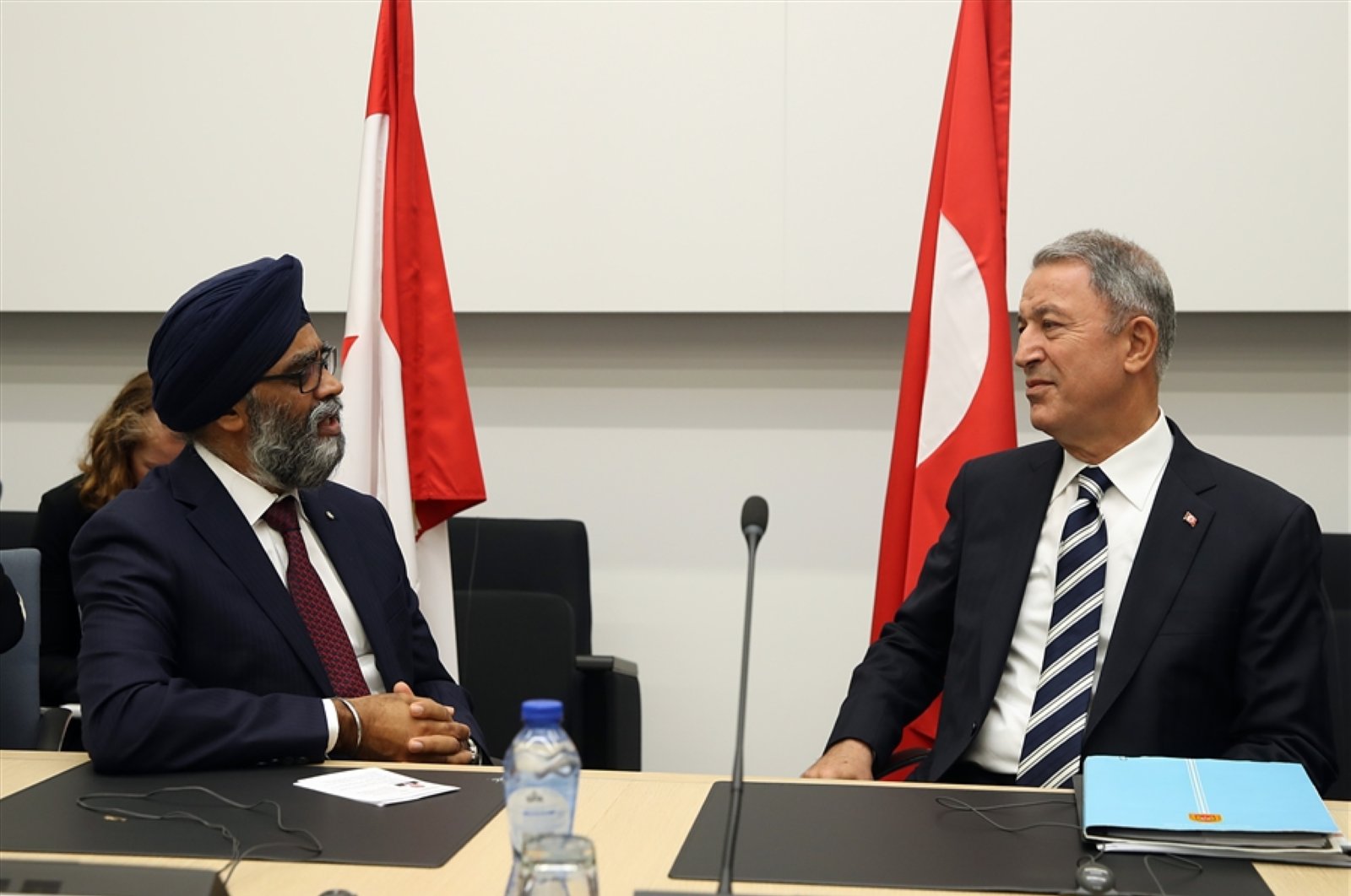 Defense Minister Hulusi Akar (R) speaks with Canadian counterpart Harjit Sajjan in this undated file photo. (Turkish Defense Ministry Handout)