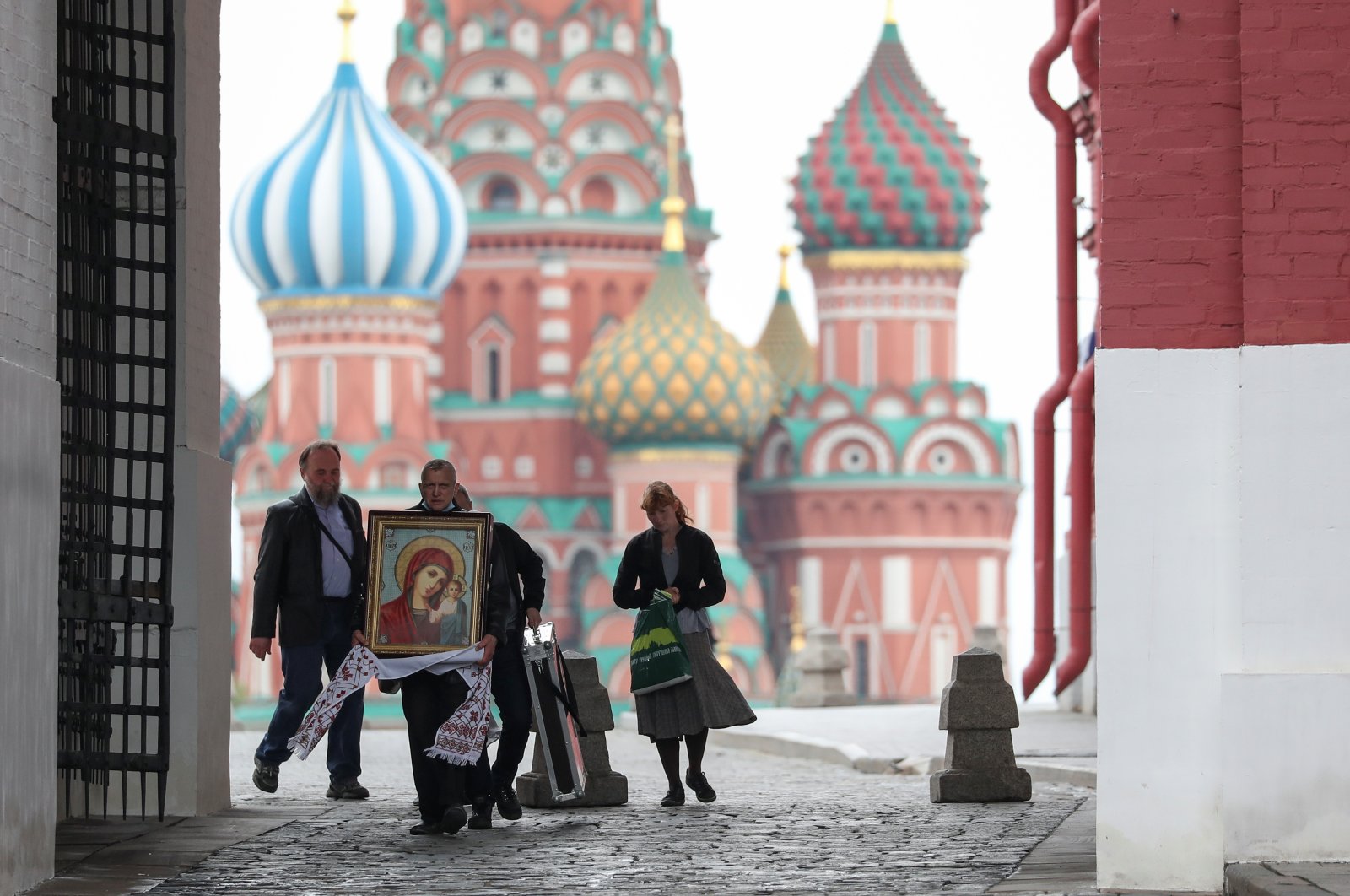 A man carries an icon near St. Basil's Cathedral amid the outbreak of the coronavirus disease (COVID-19) in Moscow, Russia May 6, 2020. (Reuters Photo)