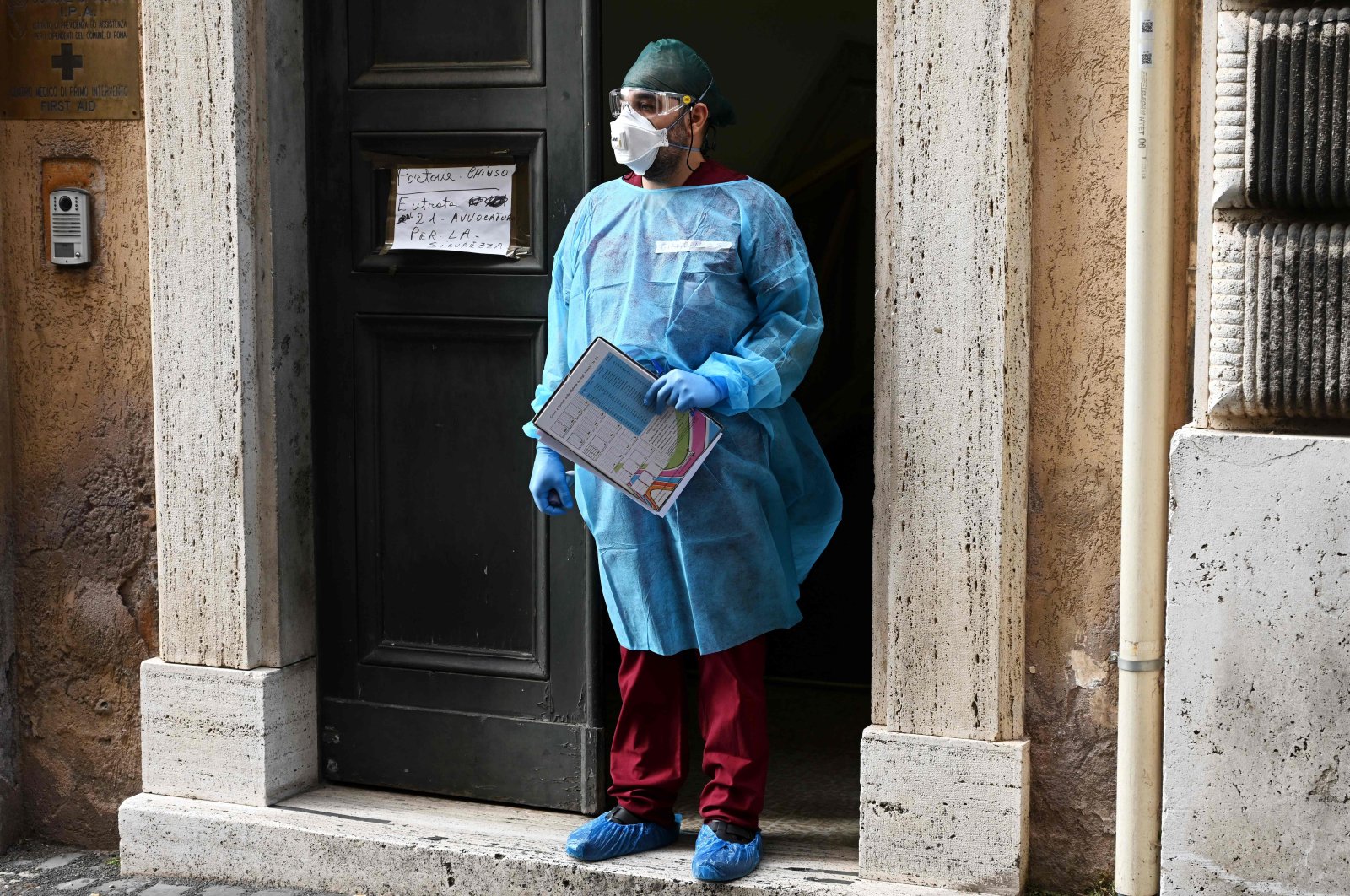A medical worker welcomes people arriving to undergo serological tests for COVID-19 conducted on municipal workers, Rome, May 6, 2020. (AFP Photo)