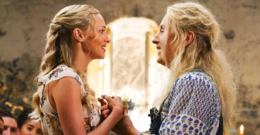Amanda Seyfried (L) and Meryl Streep in "Mamma Mia!"