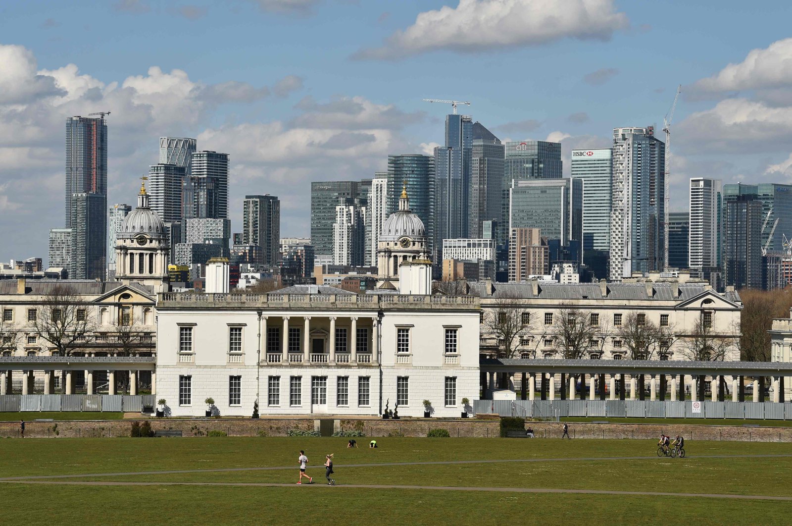 People take their daily exercise with the London skyline in the background, at Greenwich Park in south London on April 4, 2020. (AFP Photo)