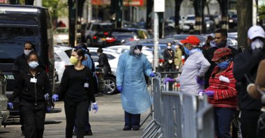 Healthcare workers assist people waiting to get tested at the walk-up coronavirus Covid-19 testing site at the Dyckman Clinica De Las Americas in Inwood, New York, USA, 07 May 2020. (EPA Photo)
