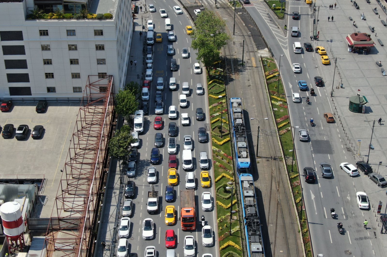 This photo of a traffic jam captured in the historic Eminönü district prompted Health Minister Fahrettin Koca to issue fresh warnings about the virus threat, Istanbul, Turkey, May 7, 2020. (DHA Photo)
