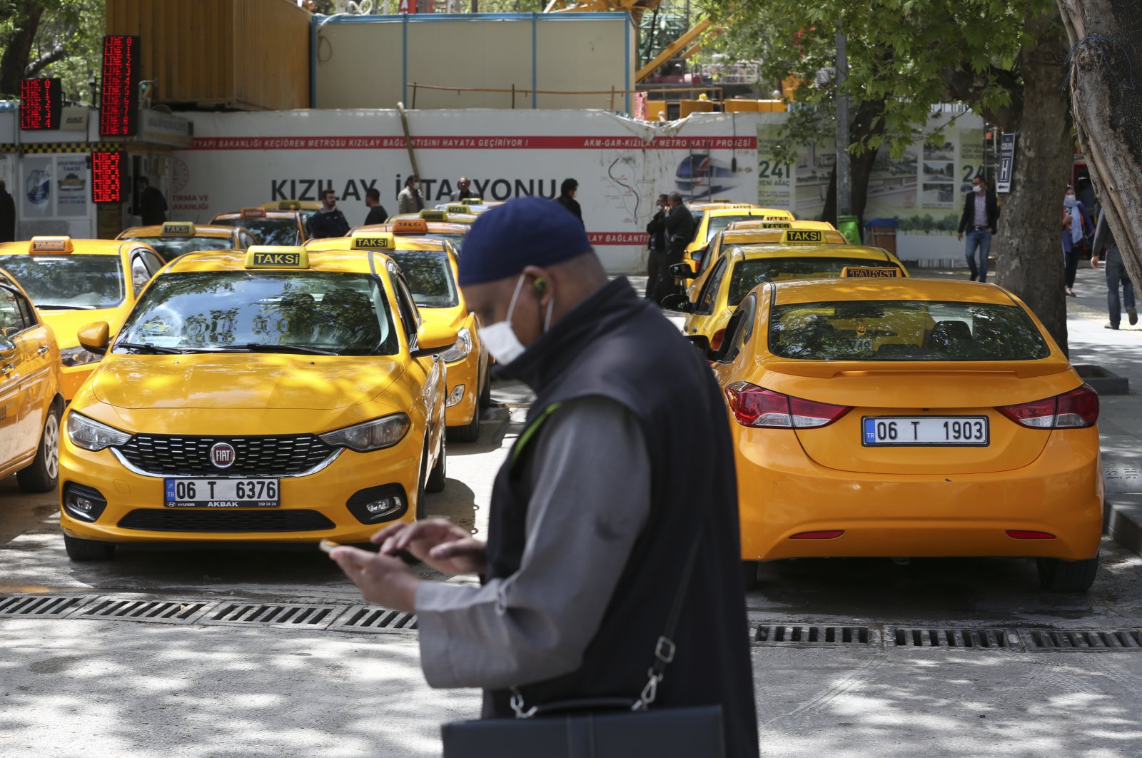 A man wearing mask walks past a taxi rank in Ankara, Turkey, May 5, 2020. (AA Photo) 