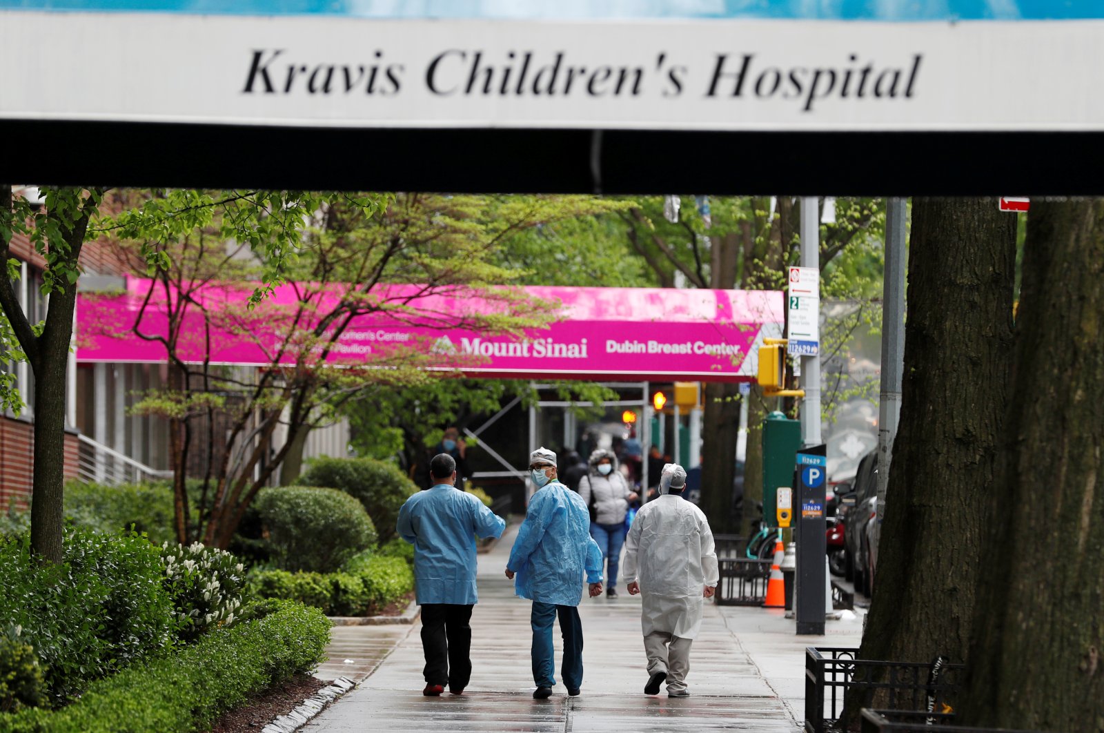 Healthcare workers stand near the entrance to the Mount Sinai Kravis Children's Hospital as the outbreak of the coronavirus disease continues in the Manhattan borough of New York U.S., May 8, 2020. (Reuters Photo)