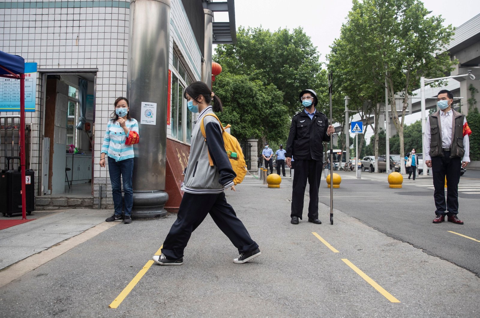 A senior student (C) enters a high school, Wuhan, May 6, 2020. (AFP Photo)