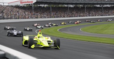 Simon Pagenaud leads the field through the first turn on the start of the Indianapolis 500 IndyCar auto race at Indianapolis Motor Speedway, in Indianapolis, U.S., May 26, 2019. (AP Photo)