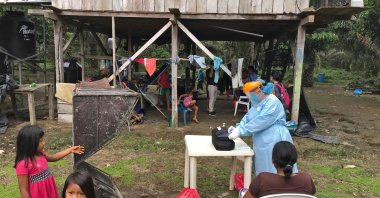 This handout photo released by the NGO Amazon Frontline & Alianza Ceibo shows Ecuador's Health Ministry personnel testing Siekopai nation members for COVID-19 in the community of San Pablo, Ecuador, April 29, 2020. (AFP Photo)