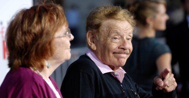 Jerry Stiller arrives with his wife Anne Meara at the premiere of the film in Los Angeles, Sept. 27, 2007. (REUTERS Photo)