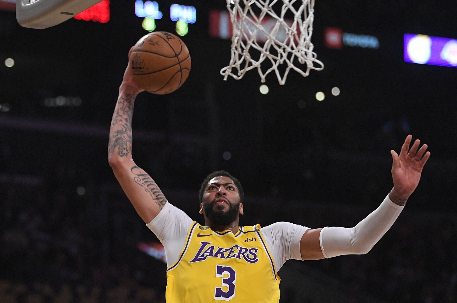 Los Angeles Lakers forward Anthony Davis shoots during an NBA game in Los Angeles, U.S., March 3, 2020. (AP Photo)