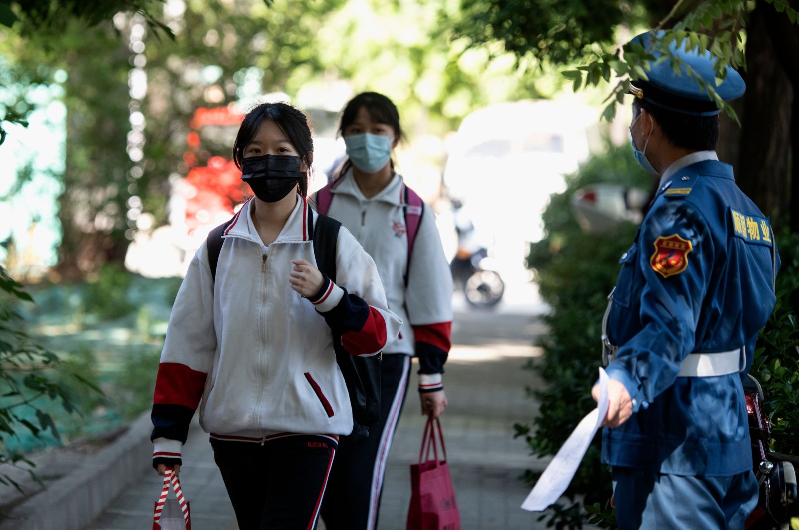 Students wearing face masks over concerns about the coronavirus arrive at a middle school in Beijing, China, May 11, 2020. (AFP Photo)