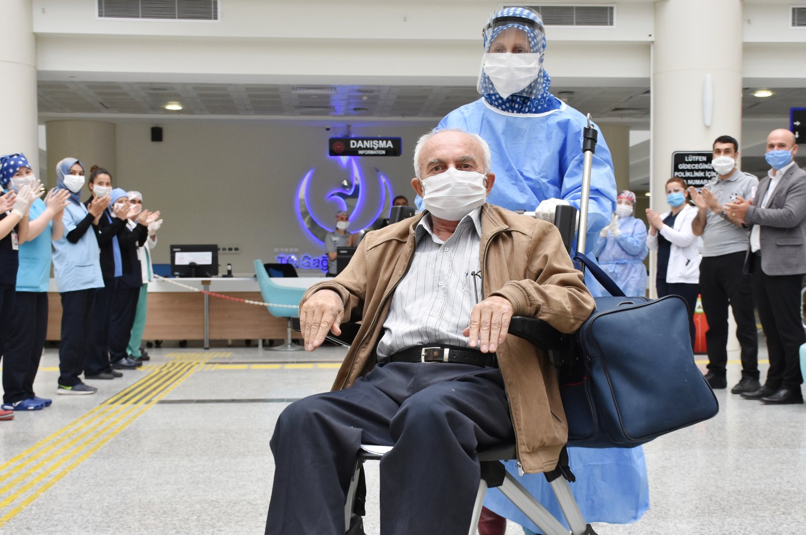 Medical staff cheer as a 71-year-old man is discharged from a hospital in Manisa, Turkey, May 4, 2020. (AA Photo)