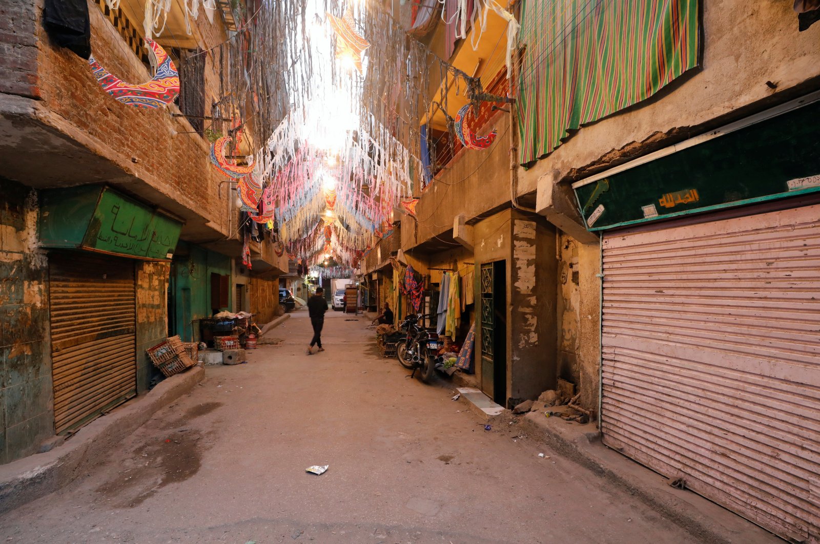 A man is seen walking at Ezbet Hamada in Cairo's Mataria district during the holy fasting month of Ramadan, as the outbreak of the coronavirus disease (COVID-19) continues, in Cairo, Egypt May 1, 2020. Picture taken May 1, 2020. (REUTERS Photo)
