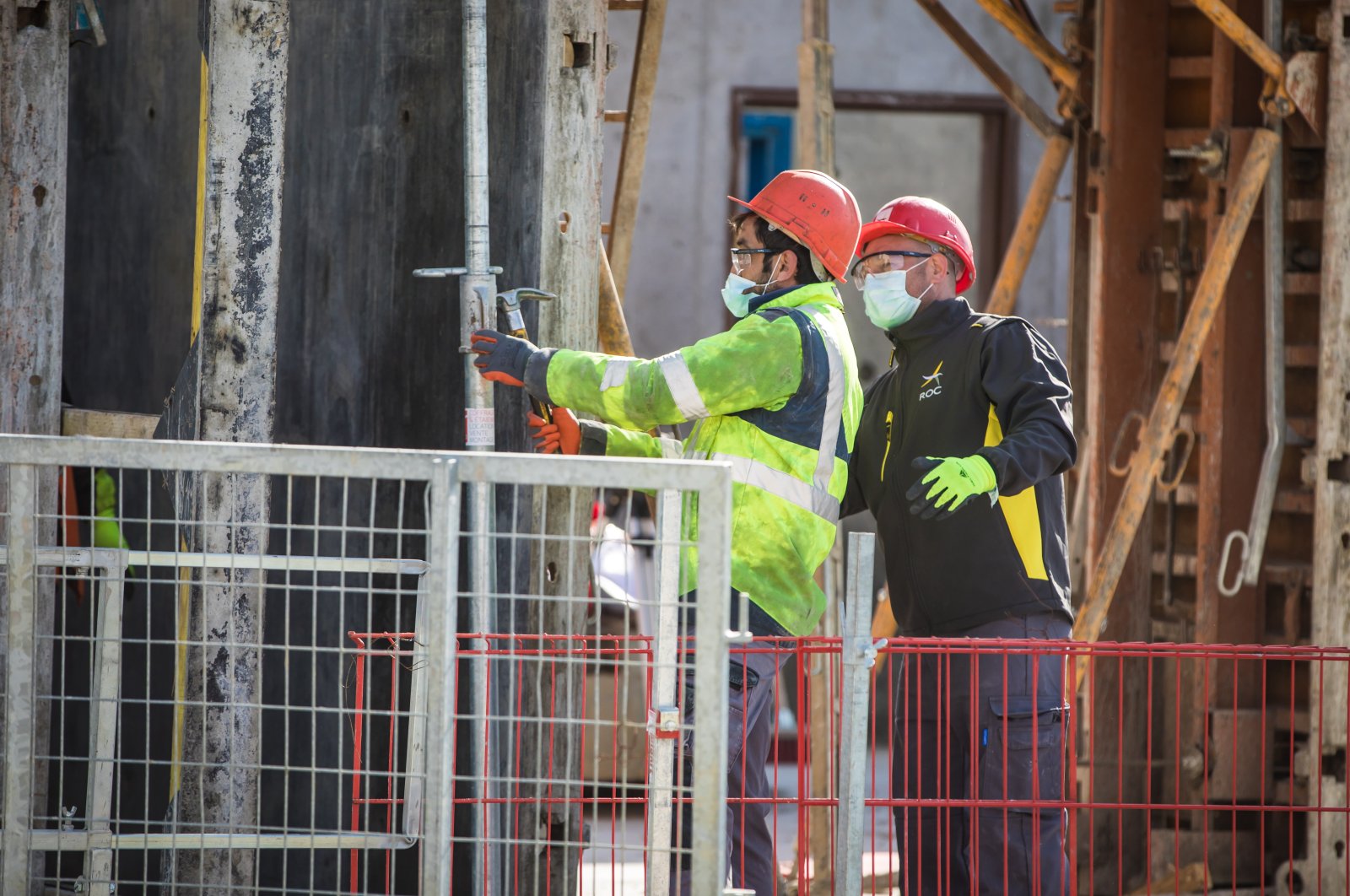 Workers of Constructions Company 'ROC' wearing protective mask install scaffolding on a construction site following a visit of the French Labour Minister, regarding the return of economic activity and the organization of security measures in Montevrain, near Paris, France, May 12, 2020. (EPA Photo)