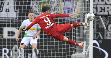 Bayern's Robert Lewandowski attempts a shot at the goal during a Bundesliga match in Moenchengladbach, Germany, Dec. 7, 2019. (AP Photo)