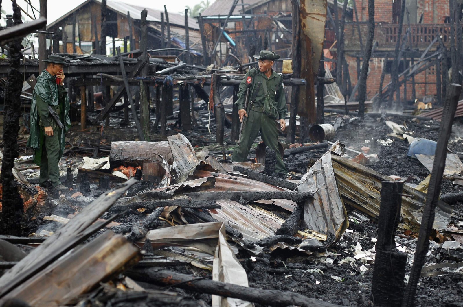 Soldiers patrol through a neighborhood burned in recent violence, Sittwe June 15, 2012. (REUTERS Photo)