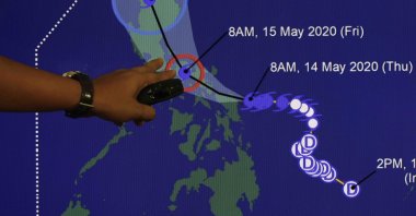 Weather forecaster Christopher Perez points to a projected track of Typhoon Vongfong during a briefing at the Philippine Atmospheric Geophysical and Astronomical Services Administration (PAGASA) headquarters, Quezon City, Metro Manila, Philippines, May 14, 2020. (EPA Photo)