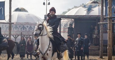 Still shot showing Engin Altan Düzyatan as Ertuğrul Gazi in the series.