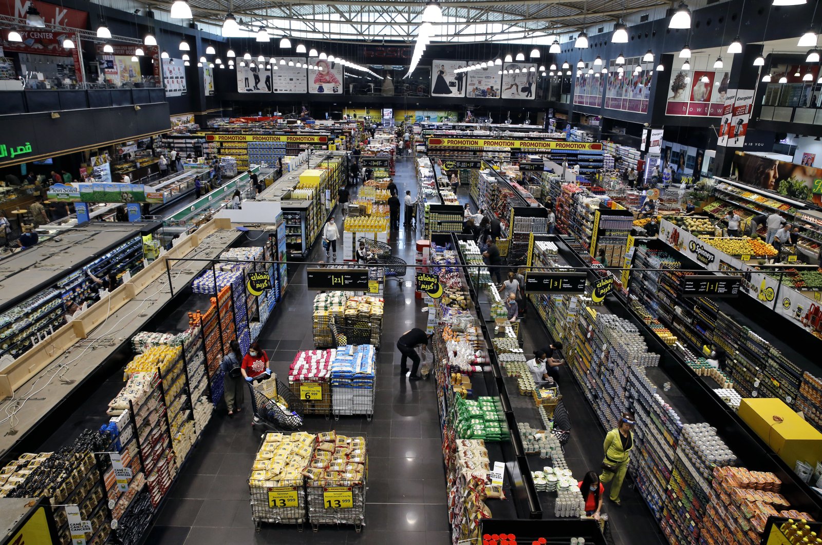 People shop at a supermarket as they begin to stock up on provisions, Beirut, Lebanon, May 13, 2020. (AP Photo)