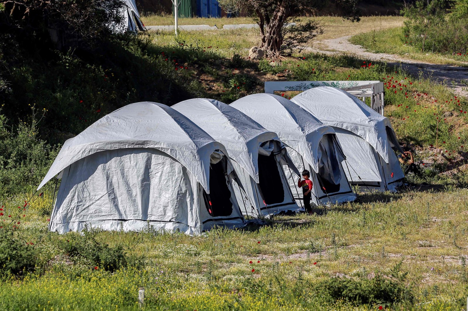 Camping with extend. Палатки для беженцев. Палатки для беженцев в Германии. Палаточный городок в Страсбурге. Самый большой палаточный городок в мире Африка.