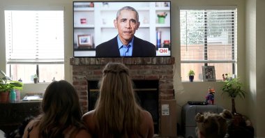 Torrey Pines High School graduating student Phoebe Seip (C), 18, and her sisters Sydney (L), 22, and Paisley, 6, watch former U.S. President Barack Obama deliver a virtual commencement address to millions of high school seniors who will miss graduation ceremonies due to the COVID-19 outbreak, while celebrating Phoebe's canceled prom night at home in San Diego, California, U.S., May 16, 2020. (Reuters Photo)