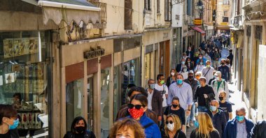 Storekeepers gather for a flash mob protest for the reopening of shops and commercial activities as Italy starts to ease its lockdown, Venice, May 4, 2020. (AFP Photo)