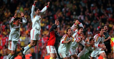Galatasaray footballers cheer during the penalty shoot-out in Copenhagen's Parken Stadium, May 17, 2000. (File Photo)