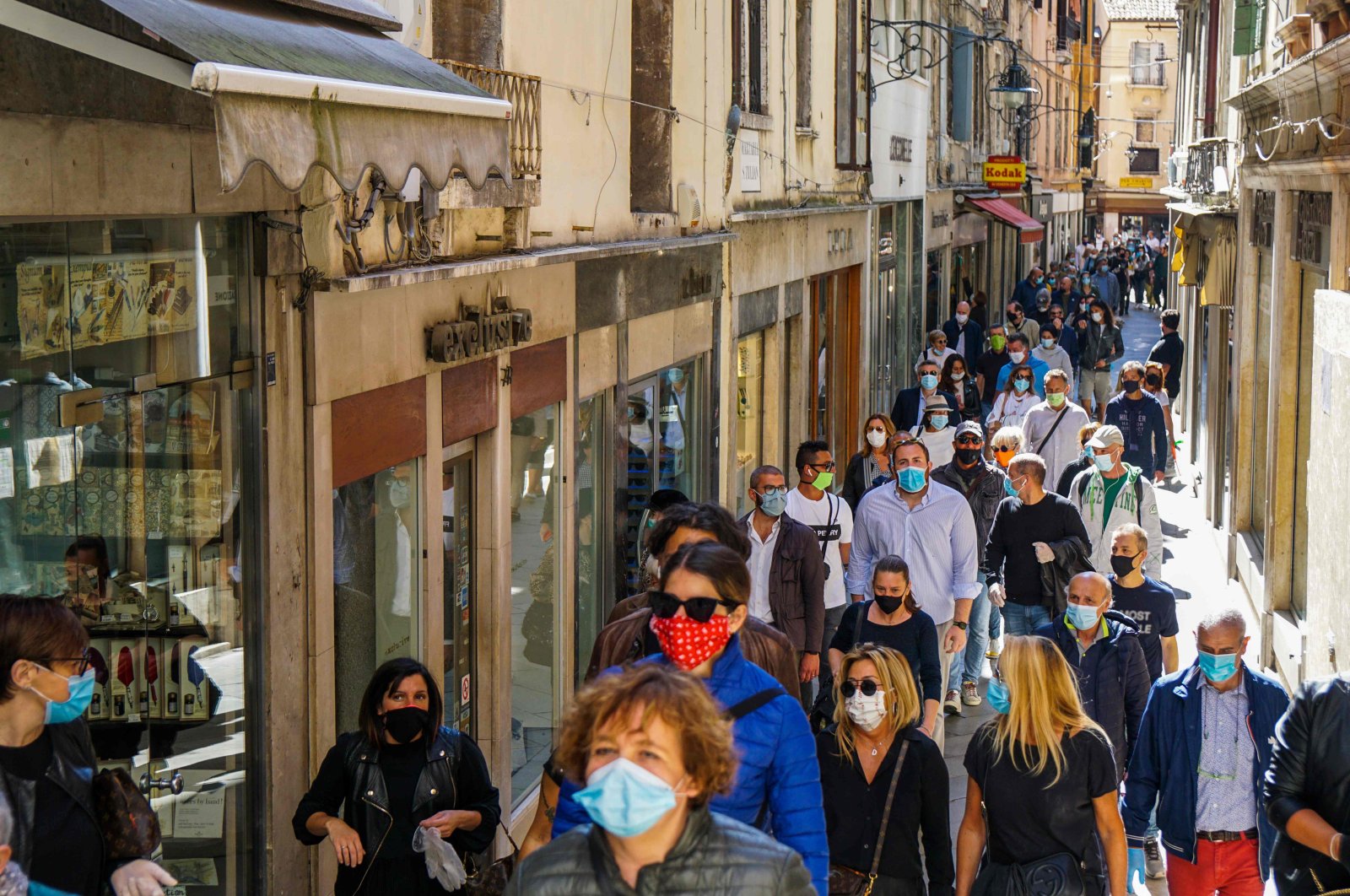 Storekeepers gather for a flash mob protest for the reopening of shops and commercial activities as Italy starts to ease its lockdown, Venice, May 4, 2020. (AFP Photo)