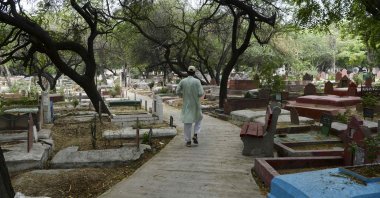 Gravedigger Mohammed Shamim walks back to his home after the burial of a COVID-19 victim in New Delhi, May 13, 2020. (AFP Photo)
