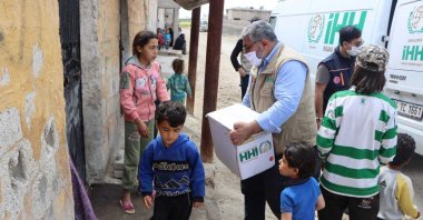 An IHH worker distributes aid packages to a Syrian home, Tal Abyad, May 18, 2020. (AA)