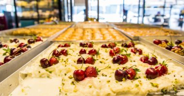 Güllaç (front) and baklava (back) have always been popular desserts in Turkish culture. (iStock Photo)