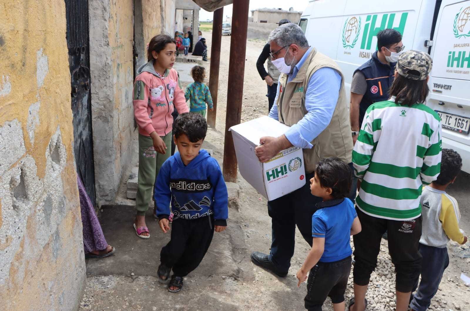 An IHH worker distributes aid packages to a Syrian home, Tal Abyad, May 18, 2020. (AA)