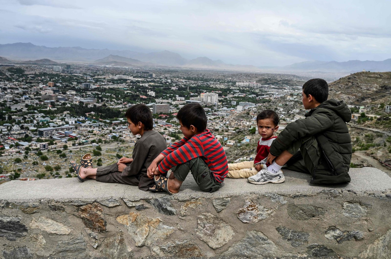 Children sit on a wall overlooking the city of Kabul, Afghanistan, May 17, 2020. (AFP Photo)